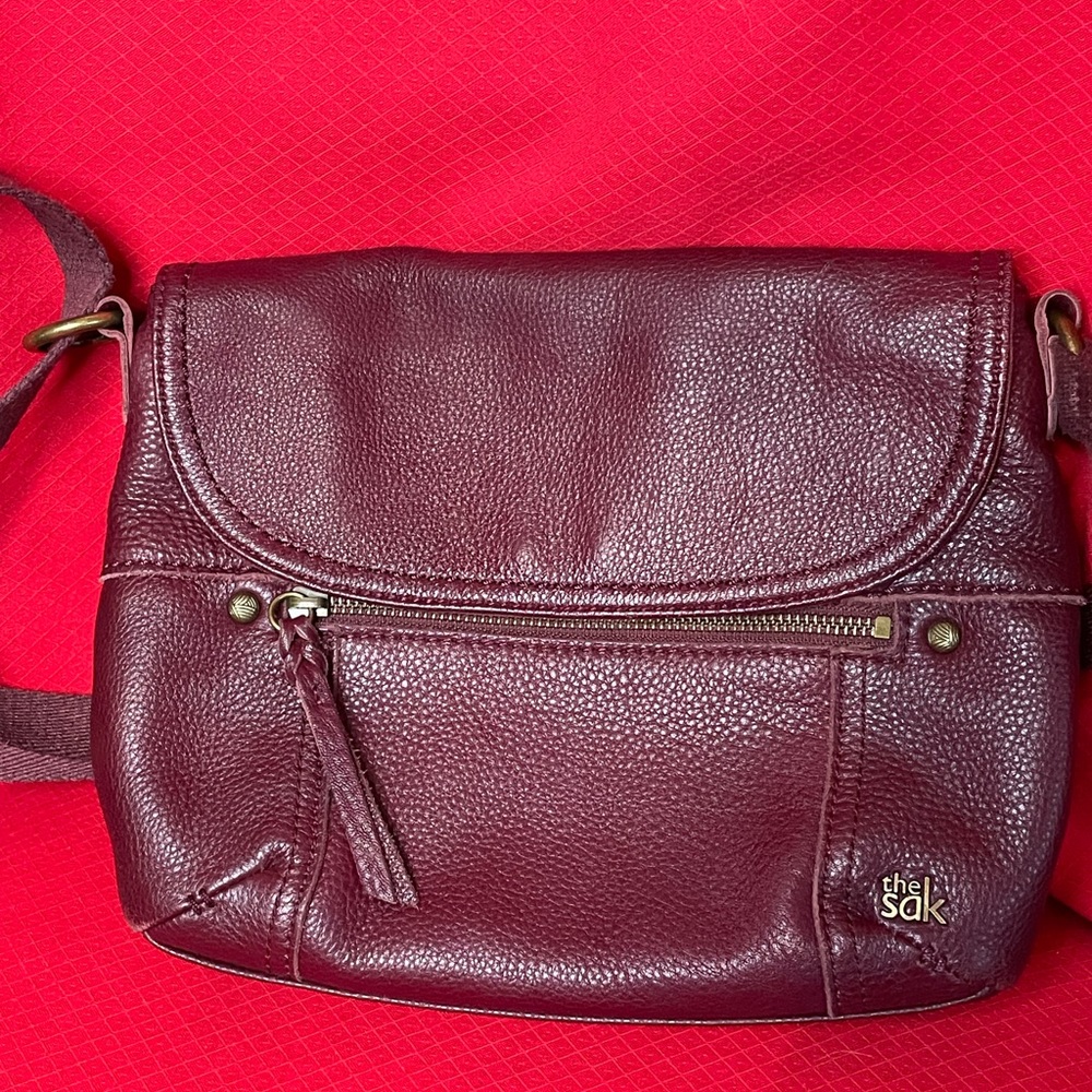 👛 The Sak Burgandy Leather Crossbody Medium Bag with Adjustable Strap. 👛